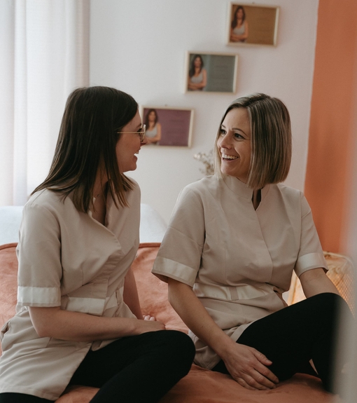 Cécile et Élodie échangeant à l'institut Maison Ayméa à La Roche-sur-Yon