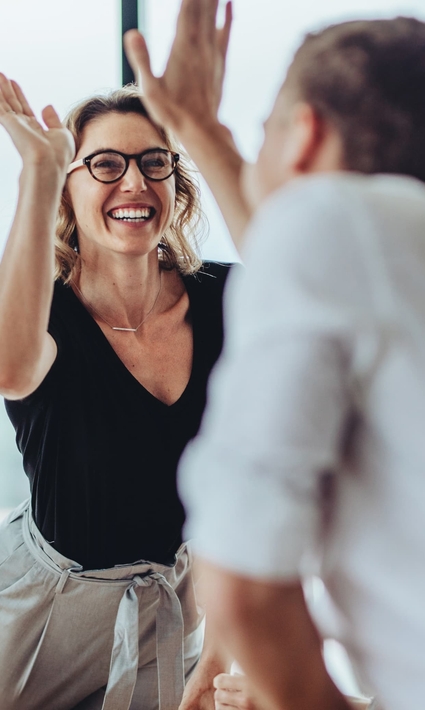 Des professionnels qui échangent au salon