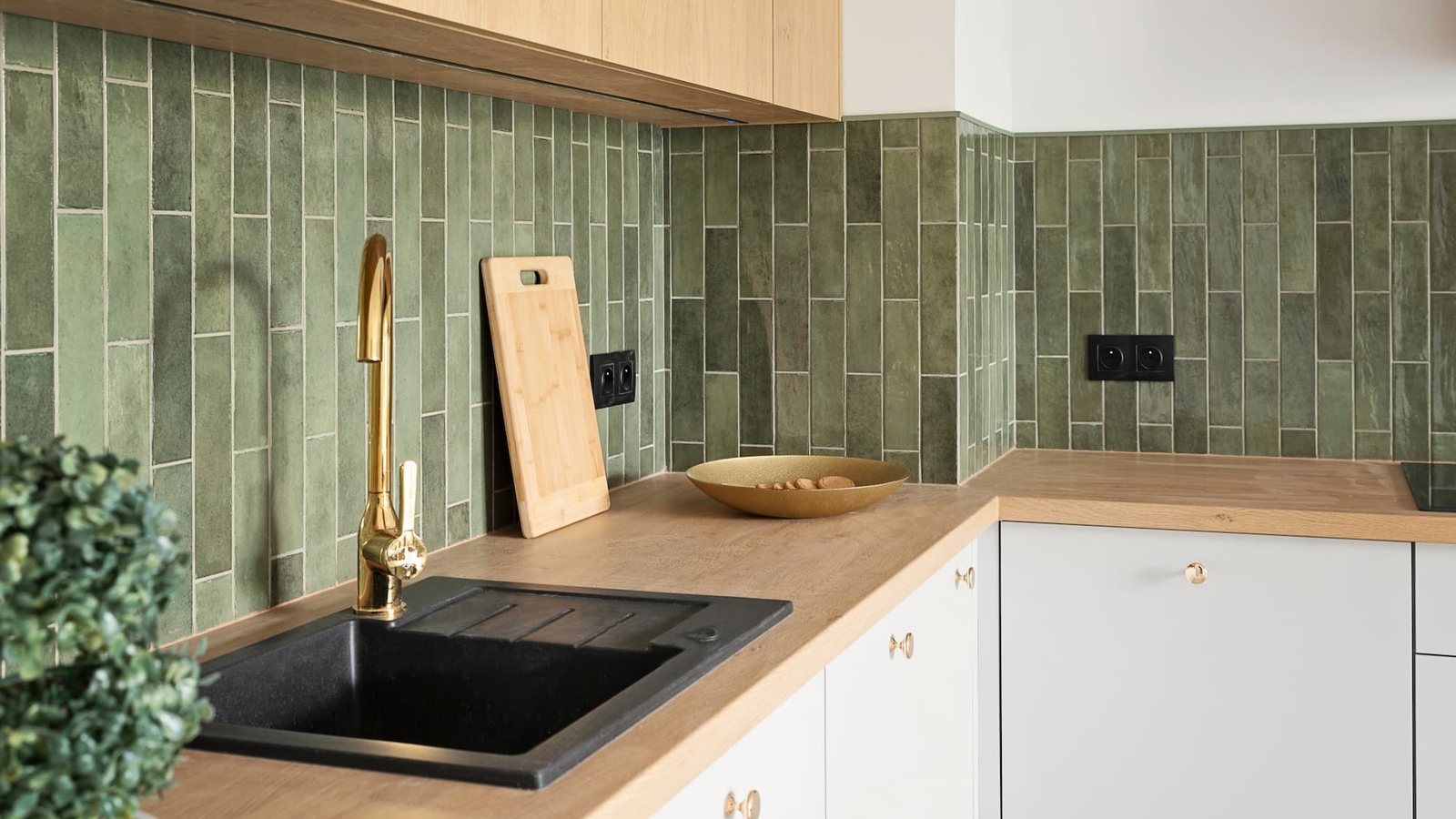 Cuisine à carrelage vert et robinetterie dorée, réalisation des Frér’eau Payen en Vendée