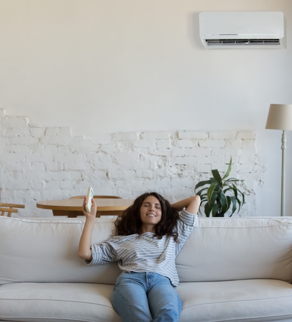 Radiateur mural dans un salon chauffé par une chaudière installée en Vendée
