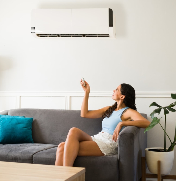Climatisation murale réversible installée dans un salon en Vendée