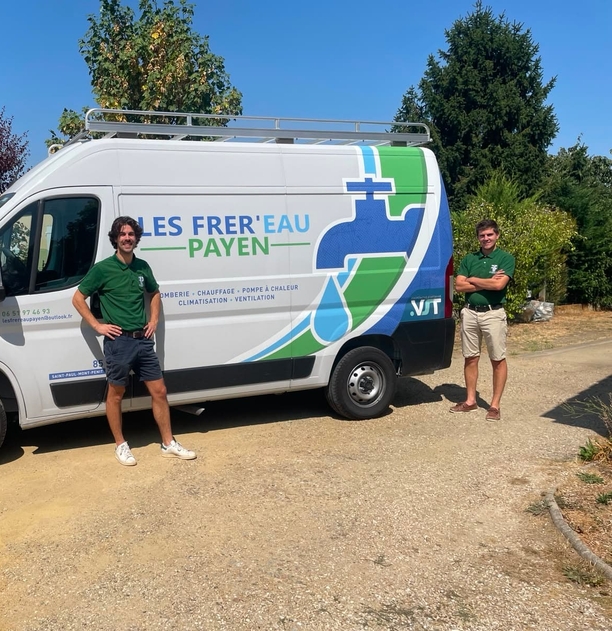 Guillaume et Thierry Payen, les deux frères fondateurs des Frér'eau Payen, plombiers chauffagistes en Vendée