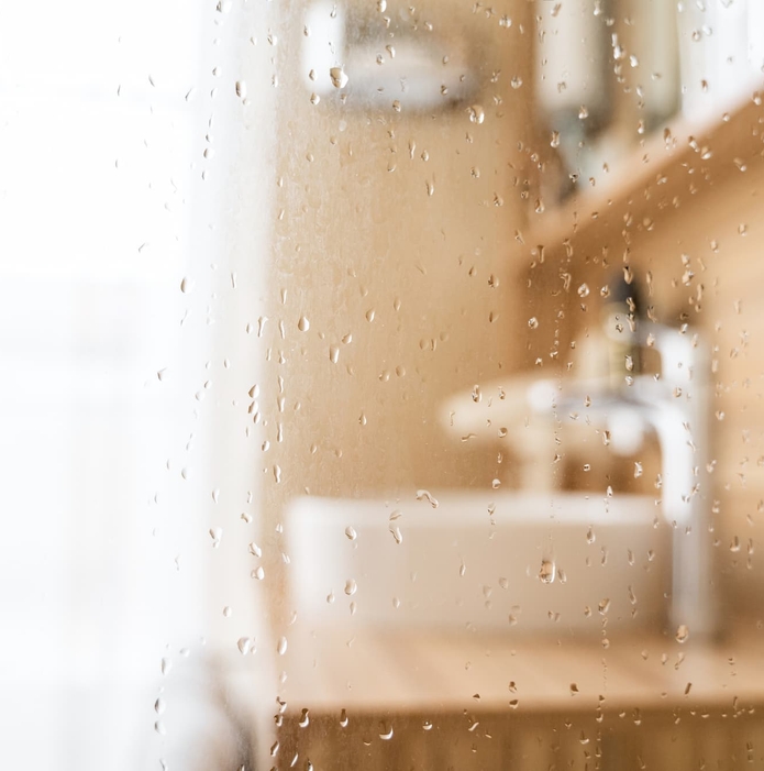 Paroi de douche embuée par la condensation, signe d’une ventilation insuffisante