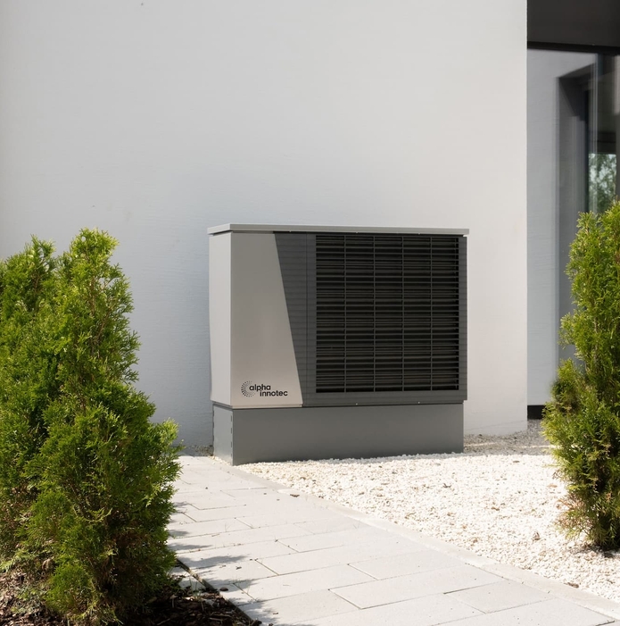 Pompe à chaleur air-eau installée le long d'une maison en Vendée
