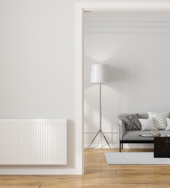 Radiateur mural dans un salon chauffé par une chaudière installée en Vendée