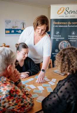 Aurélie animant un atelier avec des participants