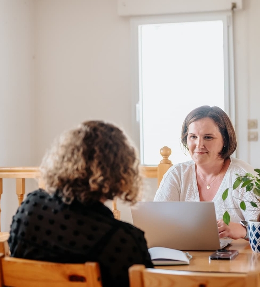 Entretien de recrutement avec une candidate souriante