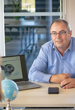 Stéphane, co-fondateur de Form'Activ & Sens, à son bureau