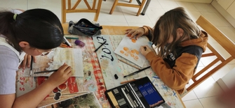 Enfants en train de dessiner pendant un atelier