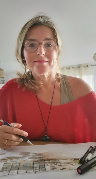 Stéphanie Pineau, professeure de dessin, dessinant à sa table