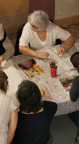 Atelier dessin en EHPAD : résidentes dessinant autour d'une table
