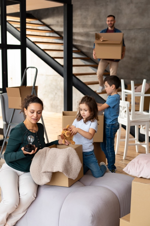 Famille faisant des cartons dans sa nouvelle maison