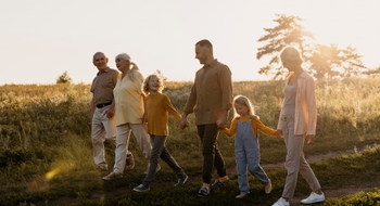 Famille se promenant dans la nature au coucher du soleil