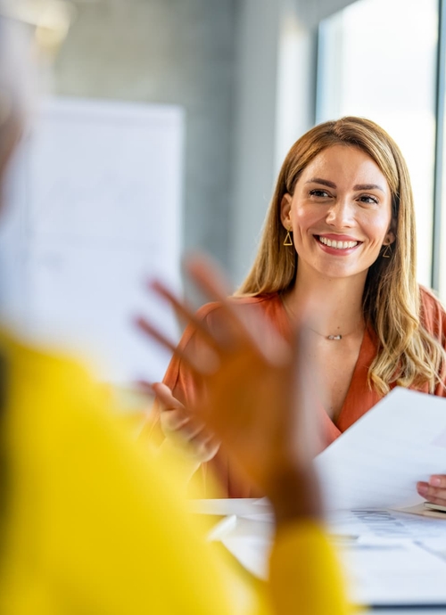 Future conseillère en gestion de patrimoine souriante en formation