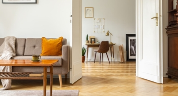 Salon chaleureux d'un intérieur lumineux