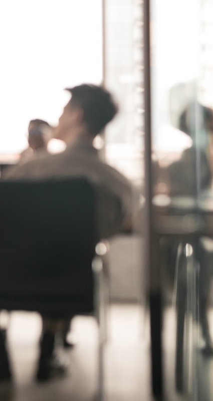 Clients échangeant lors d'un rendez-vous de conseil patrimonial