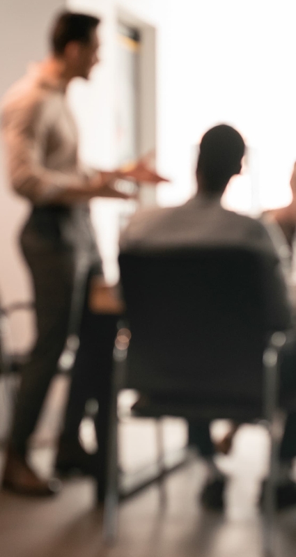 Conseiller en gestion de patrimoine animant une réunion avec des clients