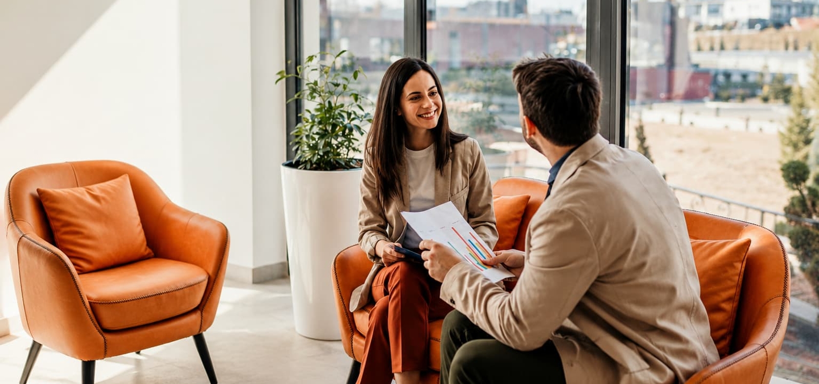 Conseiller en gestion de patrimoine DBI Patrimoine en rendez-vous avec des clients à Nantes