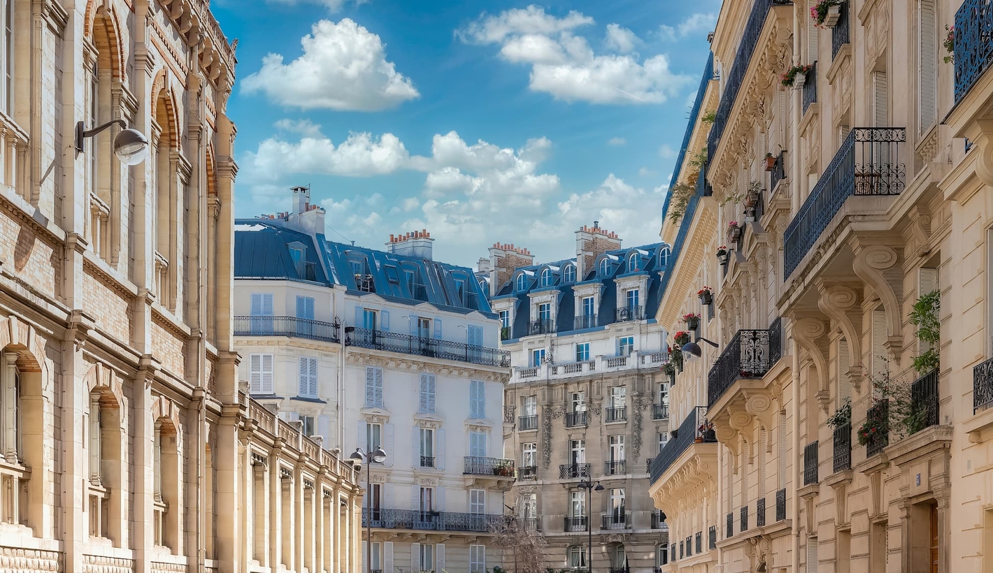 Façades d’immeubles parisiens, univers du club d’affaires Work N Progress