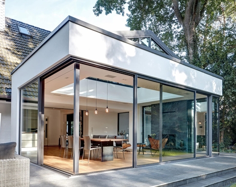 Extension contemporaine avec grandes baies vitrées réalisée sur une maison en Vendée