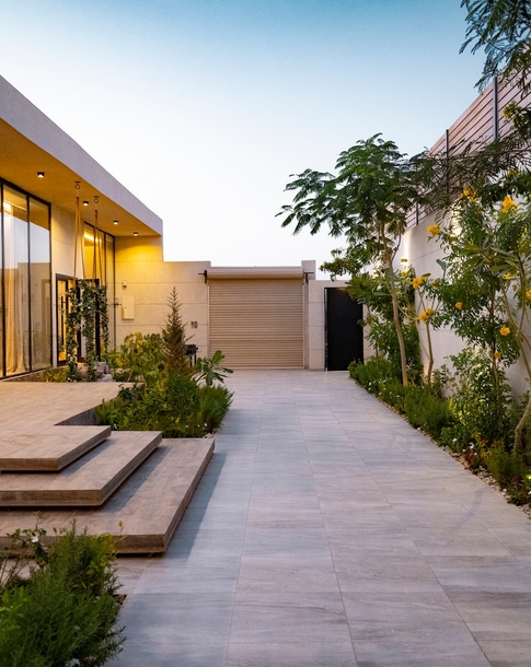 Maison neuve contemporaine avec terrasse et allée paysagère en Vendée