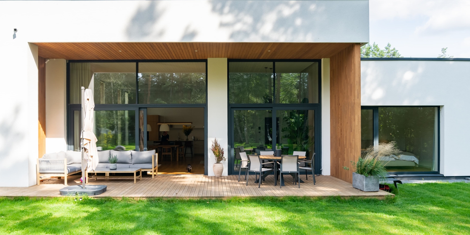 Extension de maison contemporaine à ossature bois avec terrasse, réalisée en Vendée par Ouest Construction