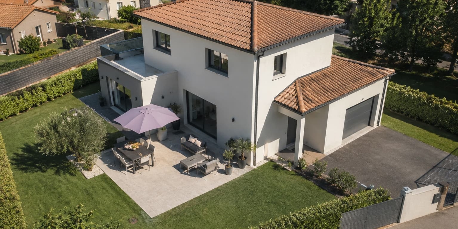 Maison neuve avec garage et jardin réalisée par Ouest Construction en Vendée