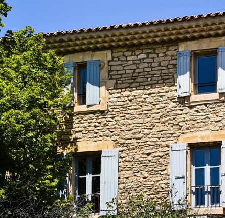 Maison ancienne en pierre aux volets bleus avant travaux de rénovation en Vendée