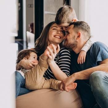 Famille installée dans son logement rénové par Ouest Construction