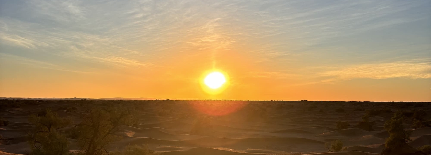 Coucher de soleil sur les dunes lors d'une retraite Essen'Ciel dans le désert