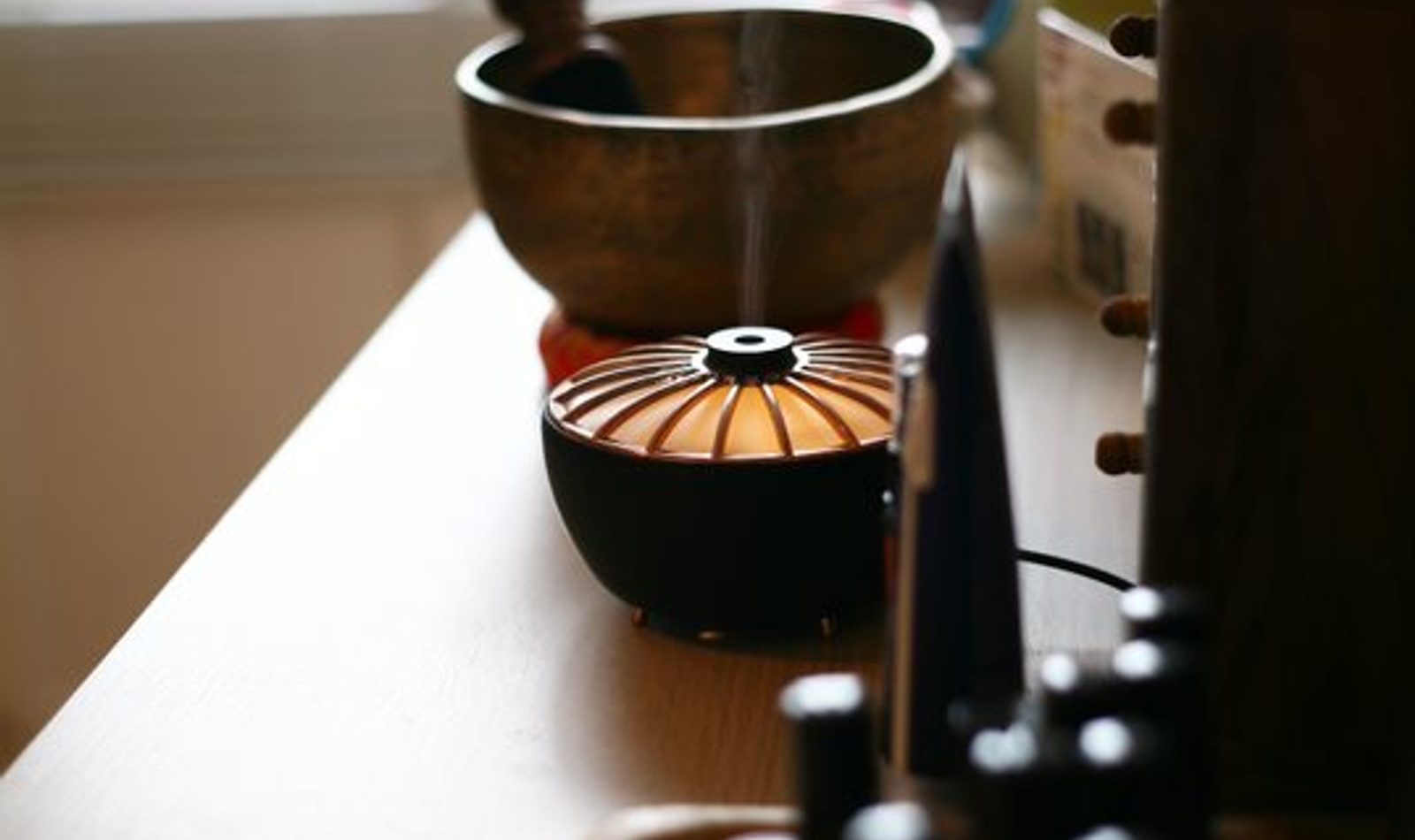 Bol chantant et objets holistiques utilisés en sonothérapie par Stéphanie Courty