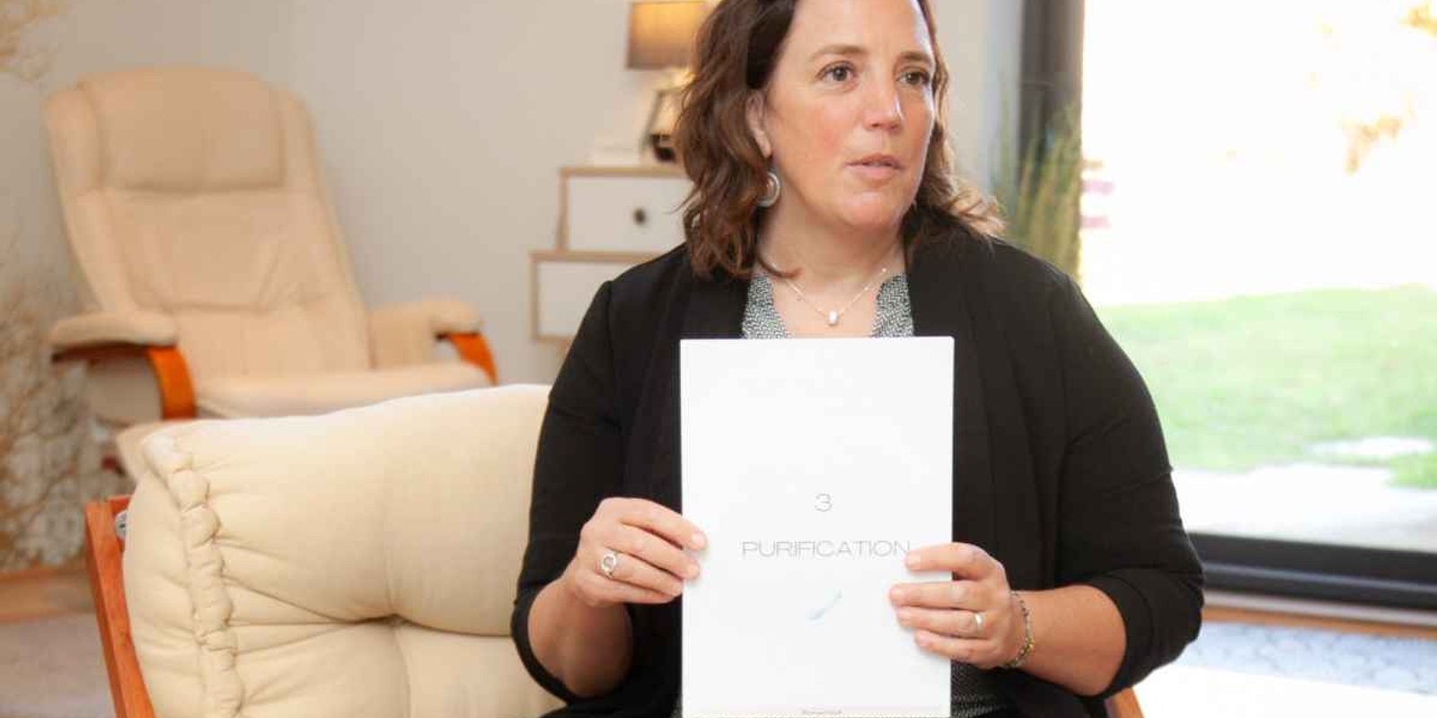 Stéphanie Courty en séance individuelle de soin énergétique à Maché