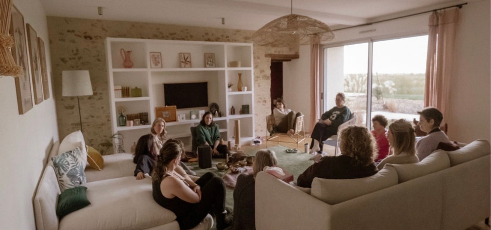 Cercle de femmes réunies lors d'une retraite spirituelle organisée par Stéphanie Courty en Vendée