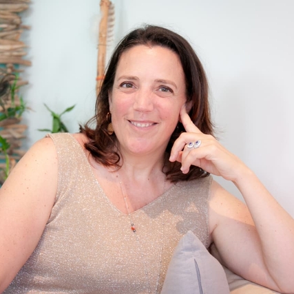 Portrait de Stéphanie Courty, accompagnatrice holistique et énergéticienne à Maché