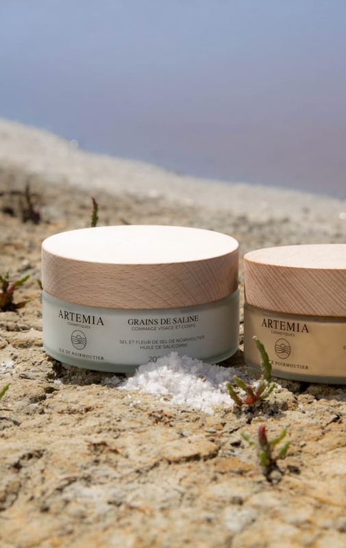 Produits Artemia Cosmétiques posés sur les rochers de l'île de Noirmoutier, gros sel et salicorne
