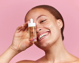 Creme de soin Artemia Cosmétiques posée sur le sable