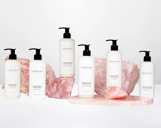 Creme de soin Artemia Cosmétiques posée sur le sable
