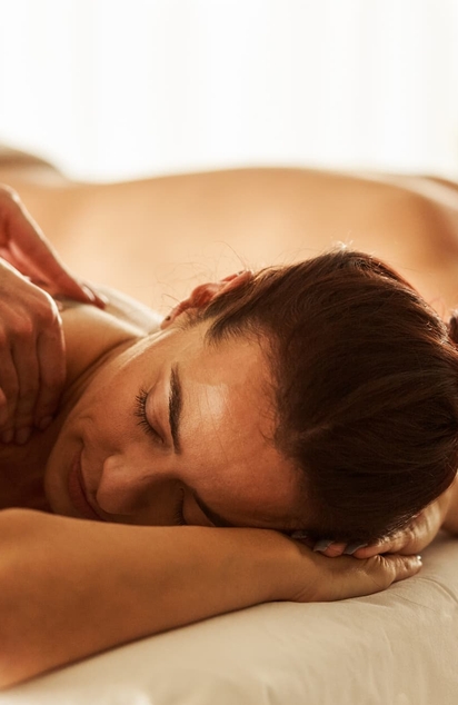 Massage duo en cabine, deux personnes massees cote a cote