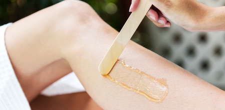 Epilation des jambes a la cire pour les femmes a l'institut Terre de Beaute