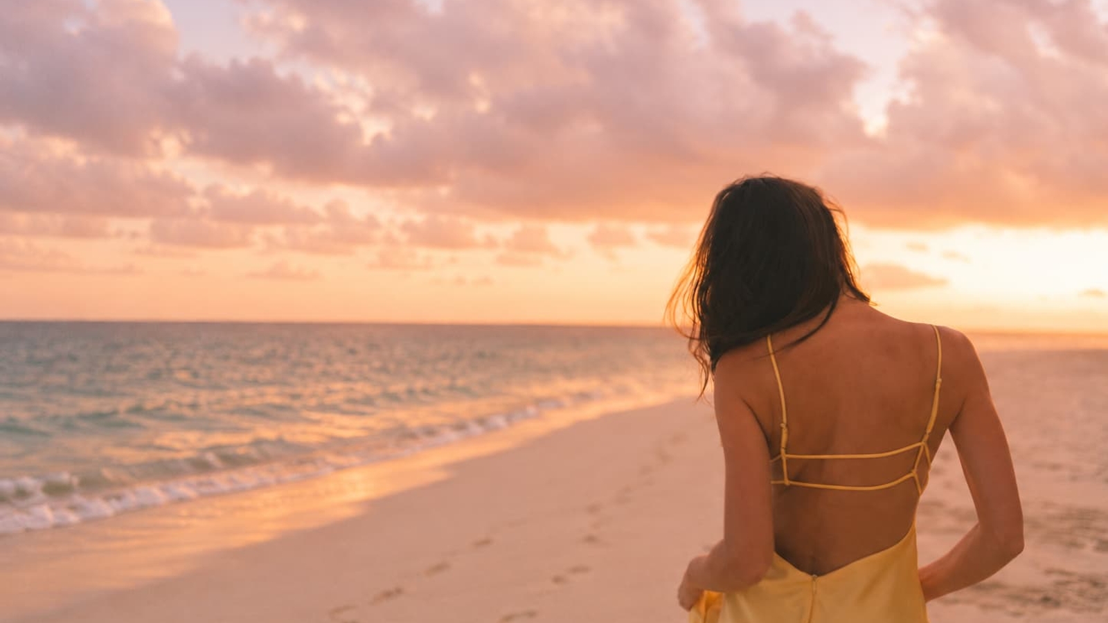 Femme au hâle naturel sur la plage après une douche autobronzante à Venansault