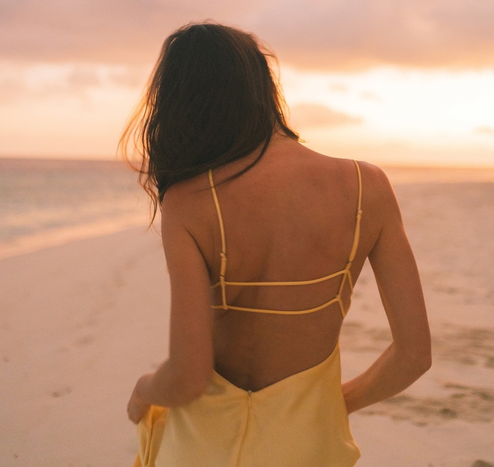 Femme au hâle naturel après une douche autobronzante Riviera Tan à Venansault