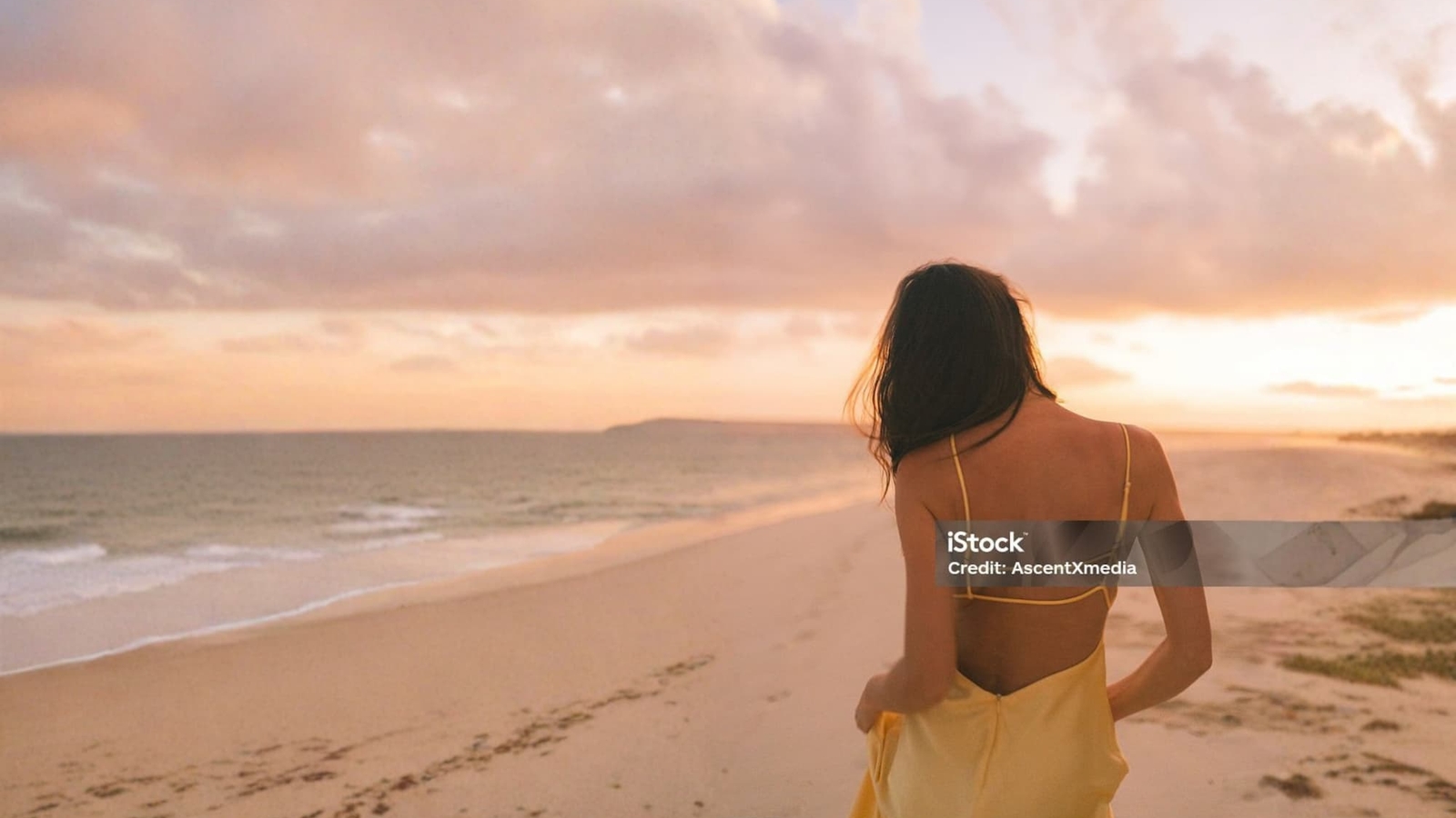 Femme au hâle naturel sur la plage après une douche autobronzante à Venansault