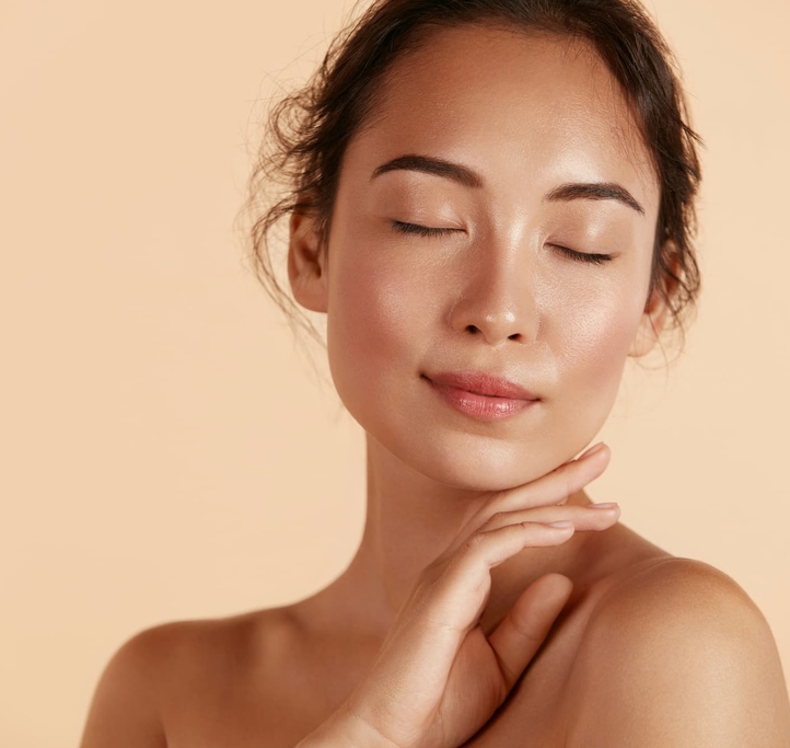 Femme au teint hâlé et lumineux après une douche autobronzante Riviera Tan à Venansault
