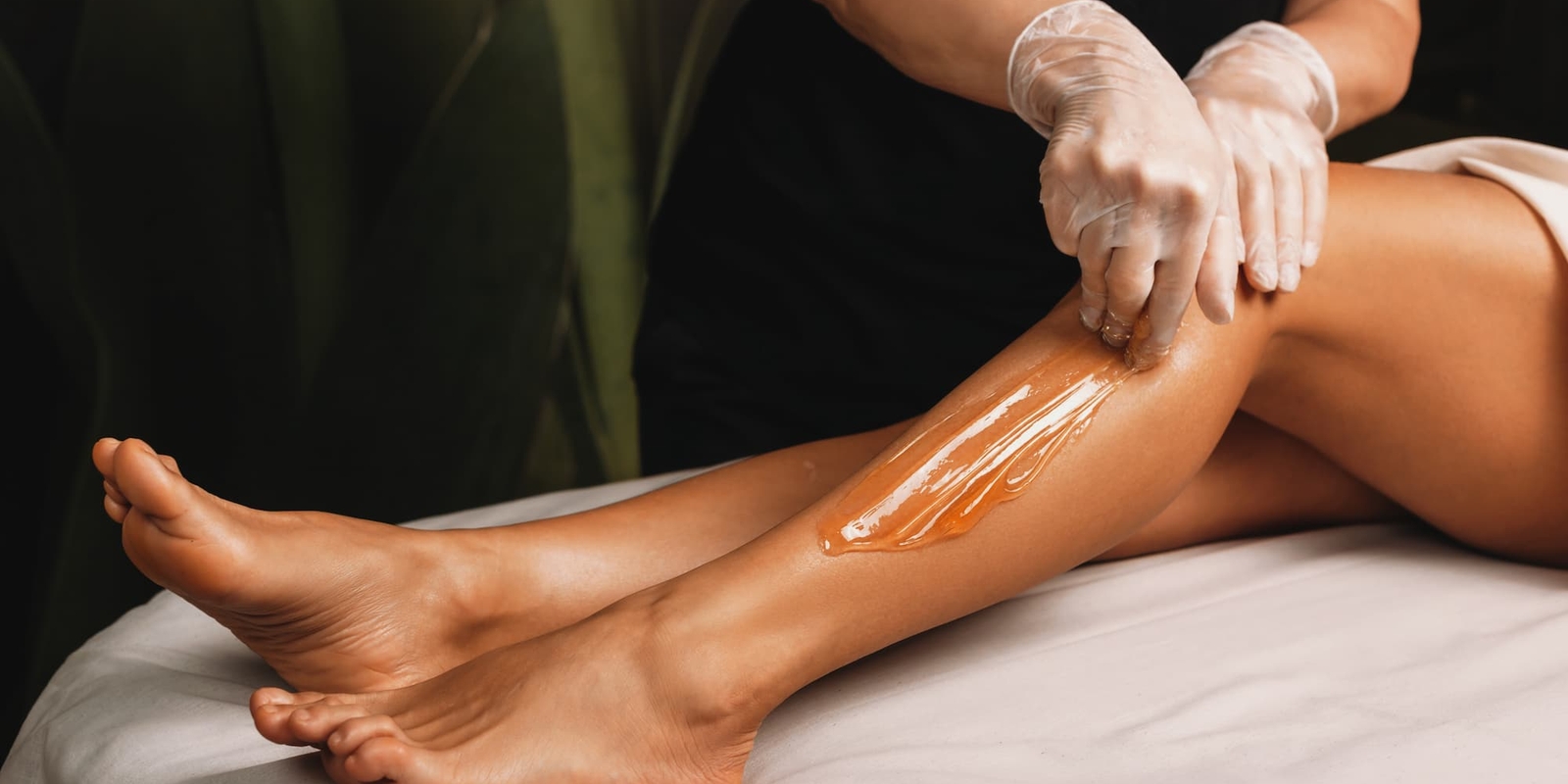 Epilation des jambes a la cire Epiloderm en institut a Venansault, pres de La Roche-sur-Yon