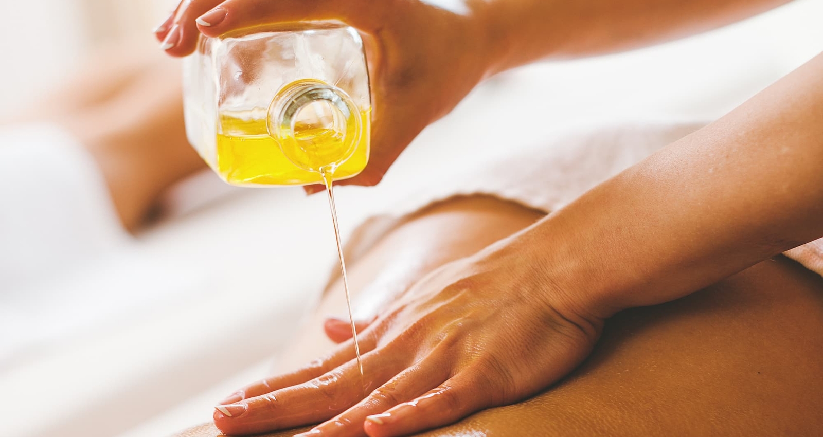 Massage duo a l'huile en cabine duo a l'institut Terre de Beaute a Venansault