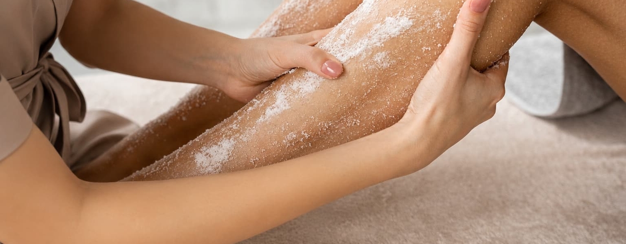 Gommage detox du corps avant une epilation a la cire en institut