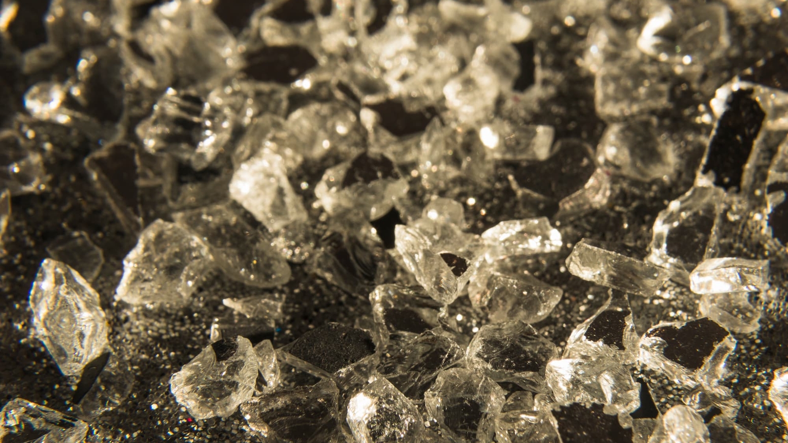 Cristaux de pierres precieuses en gros plan, soins Gemology a l'institut Terre de Beaute a Venansault