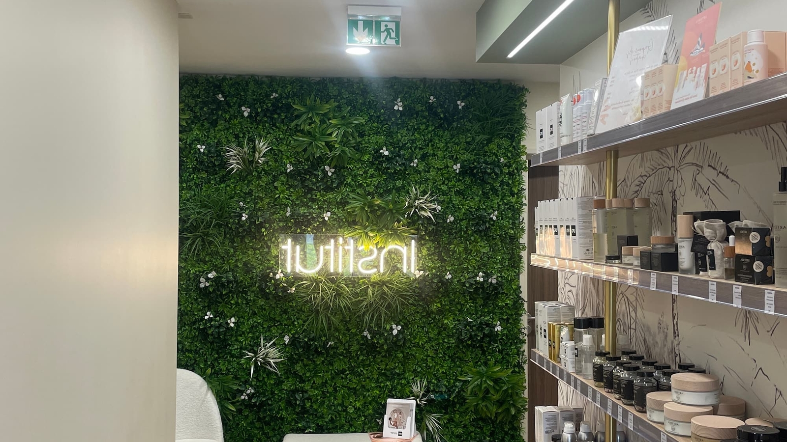 Interieur de l'institut Terre de Beaute a Venansault : mur vegetal et espace vente
