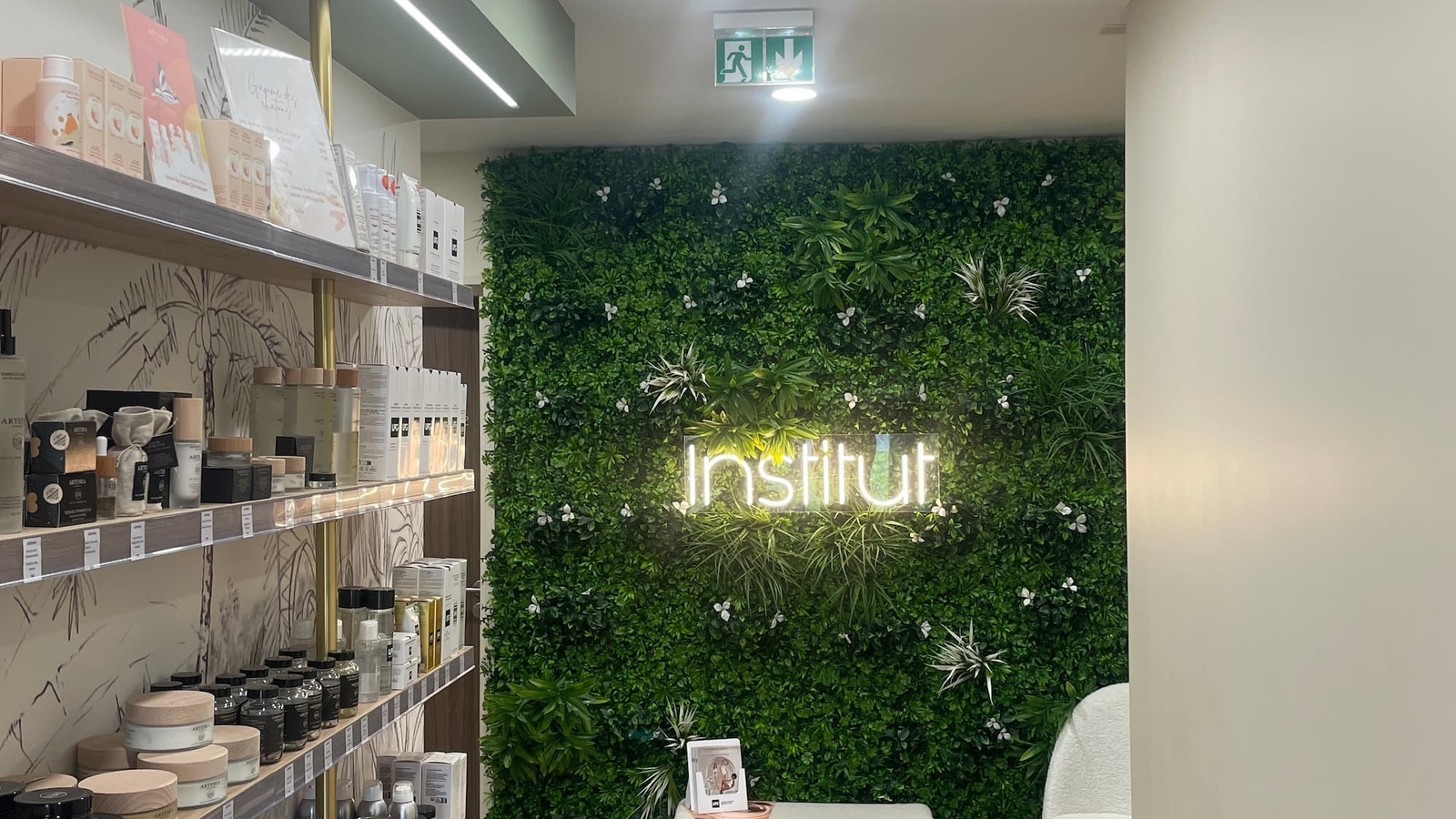 Interieur de l'institut Terre de Beaute a Venansault : mur vegetal et espace vente