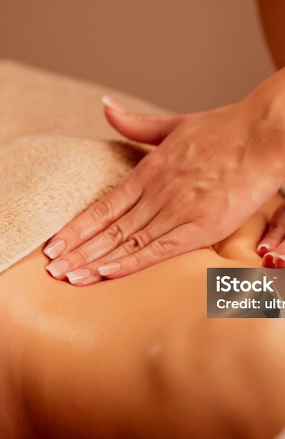 Massage du corps prodigué à l'institut Terre de Beauté, près de La Roche-sur-Yon